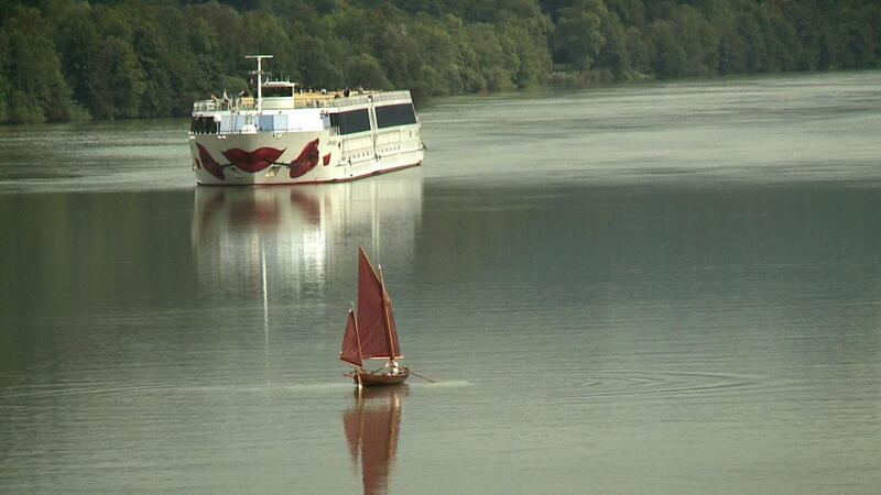 Immagine con fiume e piccola barca in primo piano